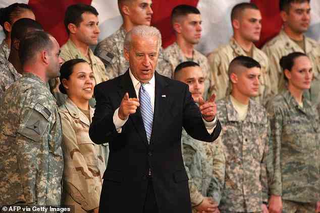 Biden behauptete auch, Afghanistan und den Irak fast 40 Mal besucht zu haben, „zweimal als Präsident“, aber sein letzter Besuch im Irak war 2016, während er in Afghanistan 2011 war. Er ist im Januar 2011 im Camp Victory in Bagdad abgebildet