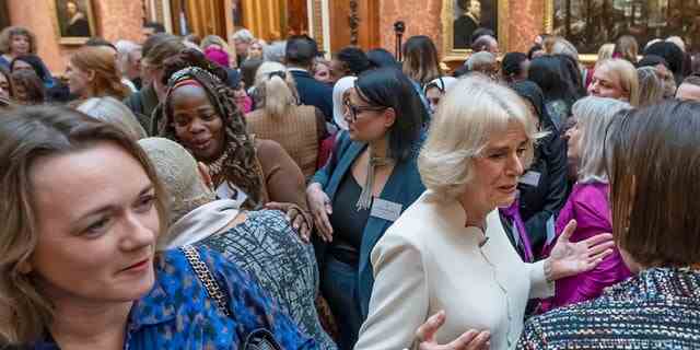 Camilla, Queen Consort, Mitte rechts, veranstaltet am 29. November 2022 im Buckingham Palace in London einen Empfang, an dem Ngozi Fulani, Geschäftsführer der Wohltätigkeitsorganisation Sistah Space, Mitte links, teilnimmt, um das Bewusstsein für Gewalt gegen Frauen und Mädchen zu schärfen. 