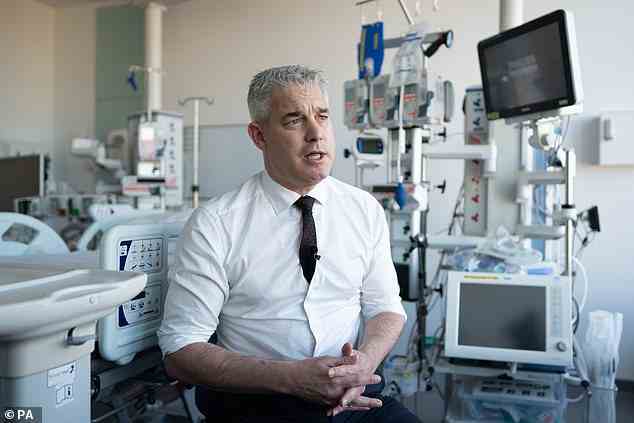 Gesundheitsminister Steve Barclay vermied es, streikende Mediziner zu besuchen – er besuchte ein Krankenhaus, das die Aktion nicht unterstützte –, wo er unerbittlich darauf bestand, dass die Regierung die Gehaltsforderungen der Gewerkschaft nicht erfüllen würde