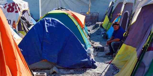 Ein Migrant sitzt am Donnerstag, den 15. Dezember 2022, neben seinem Zelt im Tierheim Senda de Vida 2 in Reynosa, Mexiko. 