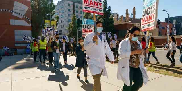 Eine Gruppe von Menschen nimmt am Montag, den 14. November 2022, an einem Protest vor dem UCLA-Campus in Los Angeles teil. 