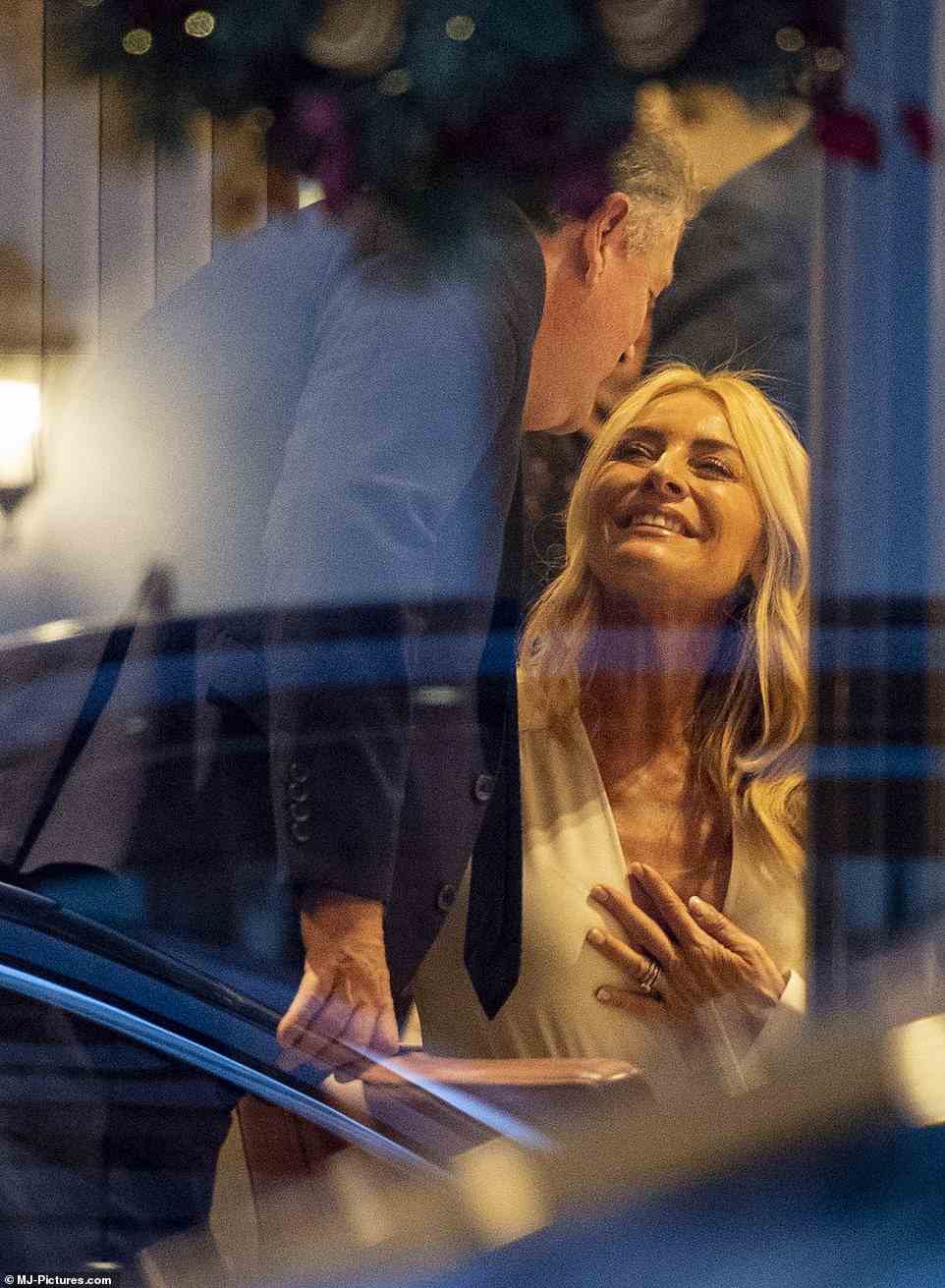 Währenddessen begrüßte Tess Daly (im Bild) Piers Morgan (im Bild links), während sie die Veranstaltung im Restaurant Murano genossen
