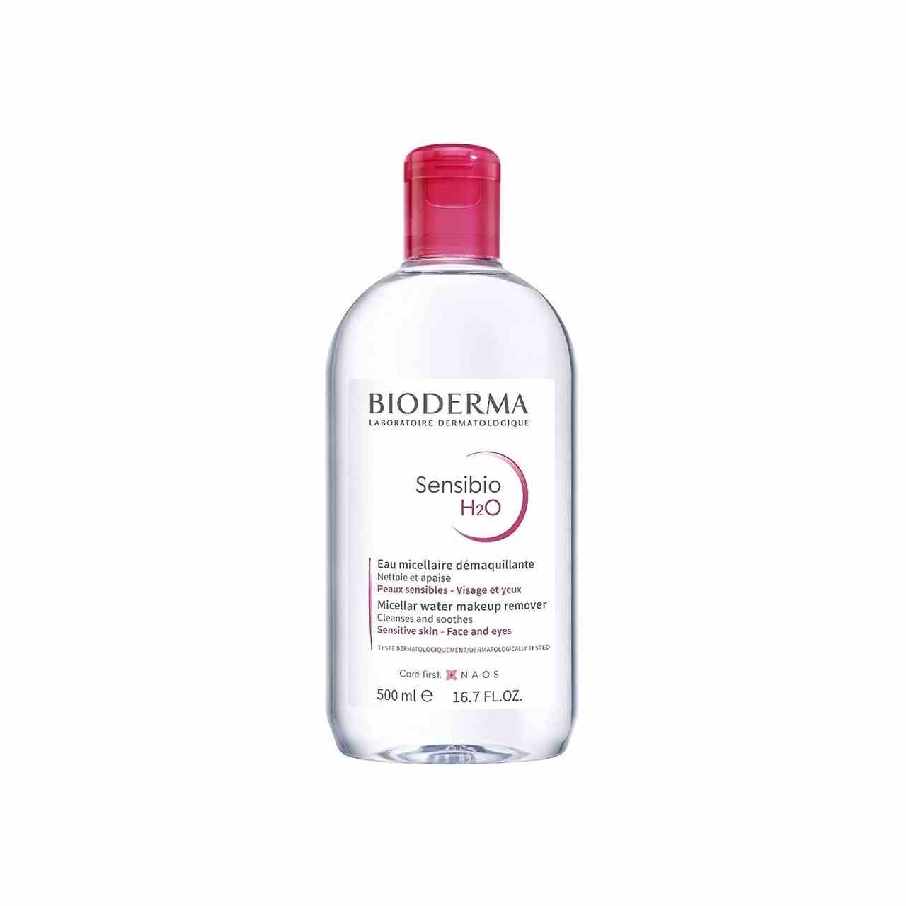 Bioderma Sensibio H2O Make-up entfernende Mizellenlösung klare Flasche mit rosafarbenem Deckel auf weißem Hintergrund