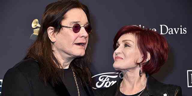 Sharon Osbourne teilte mit, wie schwierig es ist, ihrem Ehemann Ozzy Osbourne dabei zuzusehen, wie er mit seinen Symptomen der Parkinson-Krankheit umgeht.