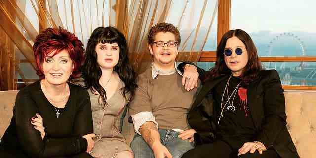 Sharon und Ozzy Osbourne teilen sich drei Kinder: Aimee, Kelly und Jack.  Osbourne hat auch Louis und Jessica aus seiner früheren Ehe mit seiner Ex-Frau Thelma Riley.