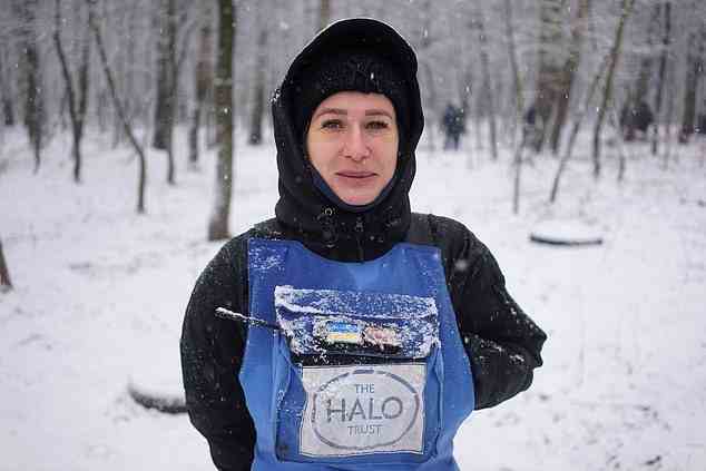 Die abgebildete Yulia aus Bakhmut räumt Minen in der Nähe von Kiew, während ihr Bruder an vorderster Front für den Halo Trust kämpft