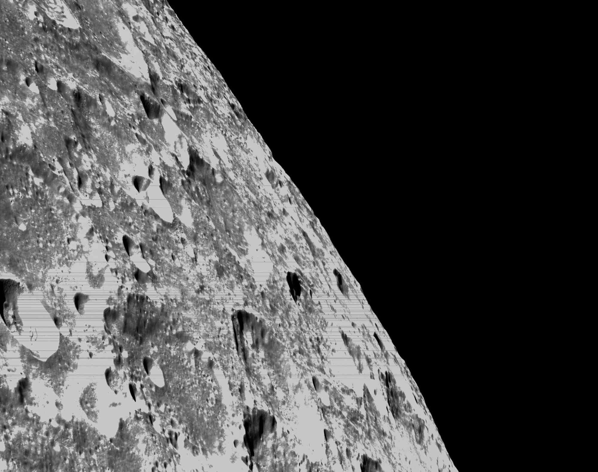 Krater auf der Mondoberfläche mit schwarzem Raum im Hintergrund