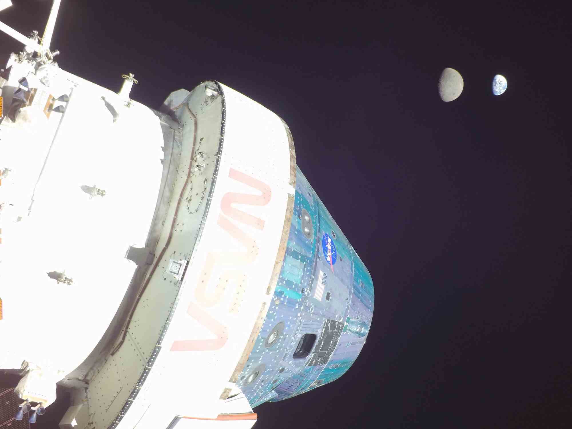 das Orion-Raumschiff mit dem Mond und der Erde in der Ferne