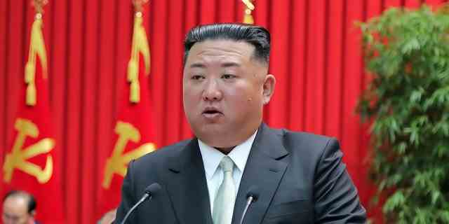 Auf diesem von der nordkoreanischen Regierung bereitgestellten Foto hält der nordkoreanische Führer Kim Jong Un am 17. Oktober 2022 einen Vortrag an der Central Cadres Training School in Nordkorea.