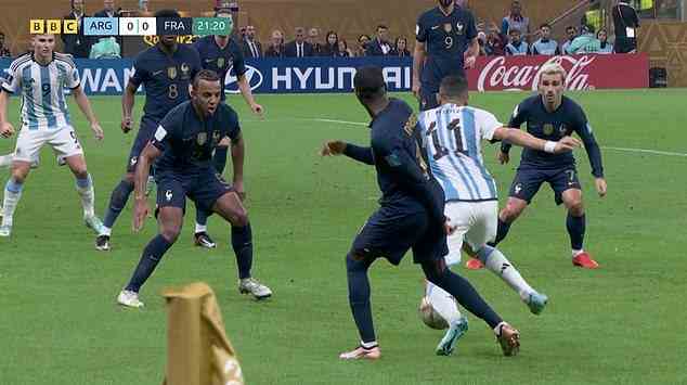 Der Schiedsrichter pfiff auf das Foul, nachdem Dembele hinter dem Juventus-Star einen Zweikampf unternommen hatte