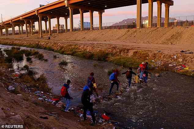 Migranten überqueren den Fluss Rio Bravo in der Nähe von El Paso, um sich der US-Grenzkontrolle zu stellen und Asyl zu suchen