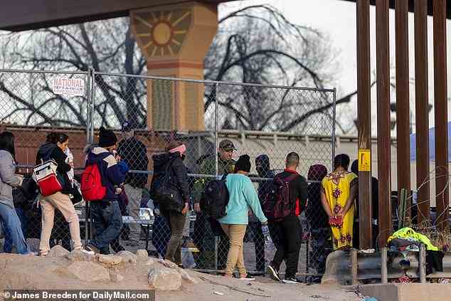 Migranten passieren am 16. Dezember einen Zaun an der Grenze zwischen den USA und Mexiko