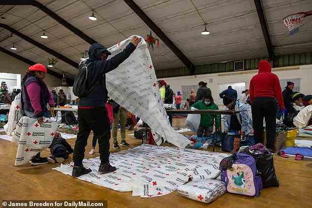 Migranten richteten Betten in einem Tierheim in El Paso, Texas, ein