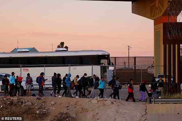 Migranten bereiten sich darauf vor, die Grenze zwischen den USA und Mexiko zu überqueren, wo ein Bus auf sie wartet