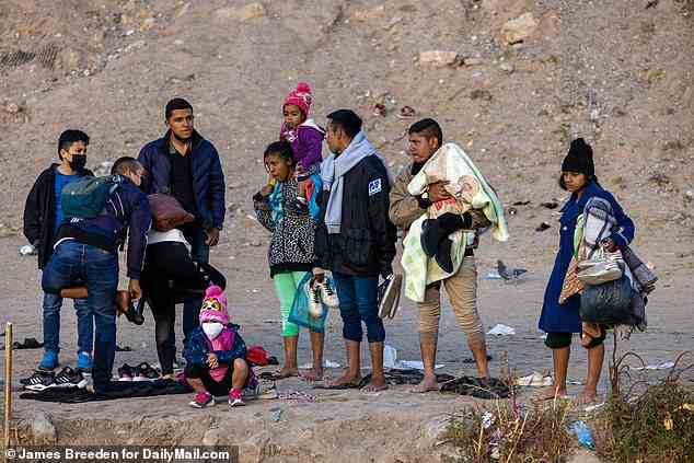Migranten bereiten sich darauf vor, die US-Grenze am Rio Grande zu überqueren