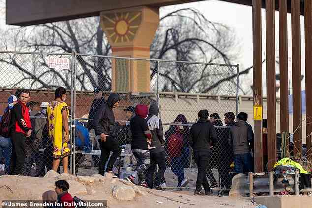 Migranten passieren am 16. Dezember einen Zaun an der Grenze zwischen den USA und Mexiko