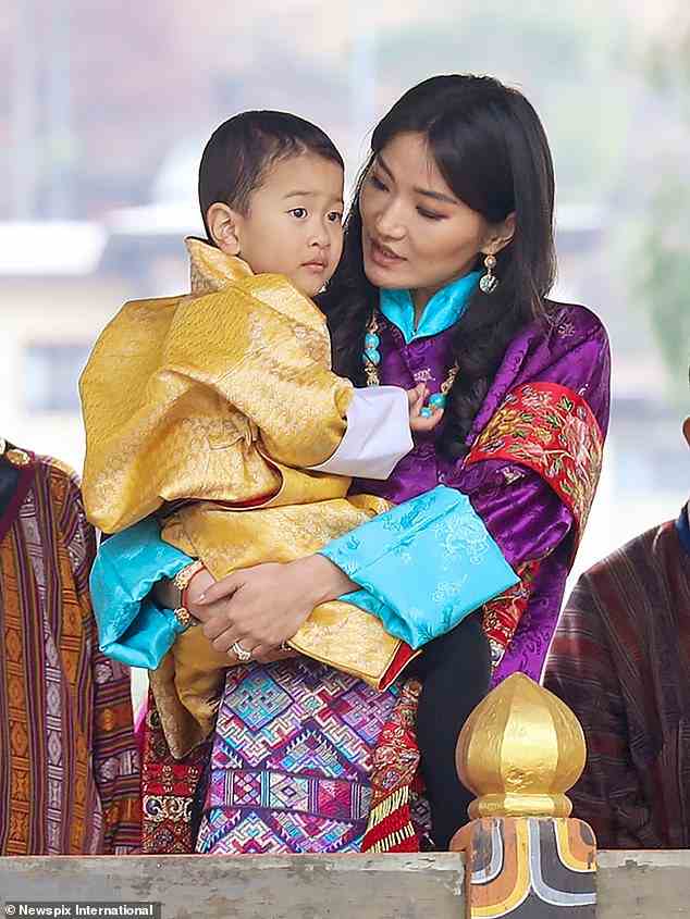 Der jüngste Sohn des Paares trug ein goldenes Gewand als Teil seines traditionellen Outfits, das er für die Veranstaltung anzog