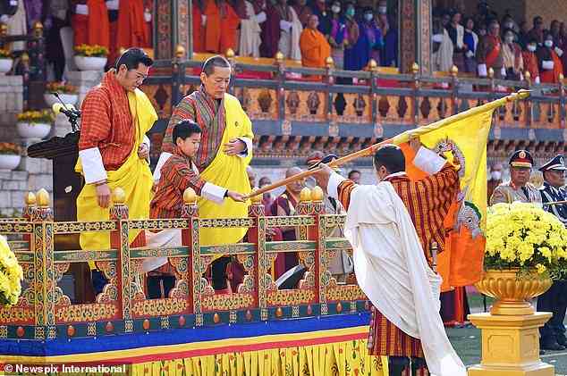 Kronprinz Jigme, eskortiert von seinem Vater, dem König, und dem ehemaligen König Singye Wangchuck, hielt während der Feierlichkeiten die bhutanische Flagge