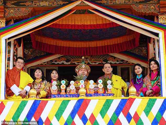 Der König, links, nahm an der Veranstaltung mit seiner Frau, in Purpur, rechts, ihren beiden Söhnen und anderen Mitgliedern der Königsfamilie von Bhutan teil