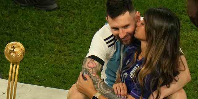 Antonela Roccuzzo küsst Lionel Messi, nachdem Argentinien die Weltmeisterschaft gewonnen hat, Sonntag, 18. Dezember 2022.