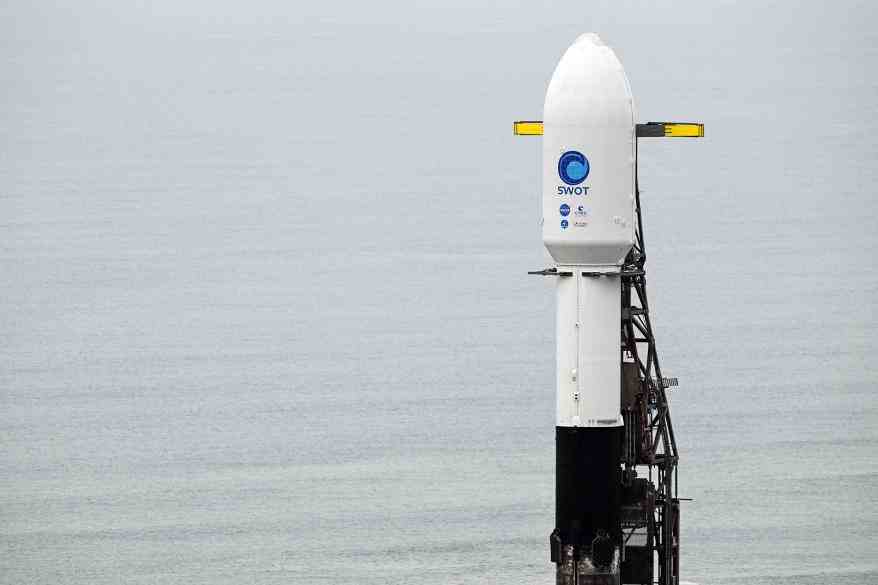 Eine Falcon 9-Rakete von SpaceX steht am 15. Dezember 2022 auf einer Startrampe mit dem Satelliten Surface Water and Ocean Topography (SWOT) der NASA und der französischen Weltraumbehörde CNES auf der Vandenberg Space Force Base in Lompoc, Kalifornien.