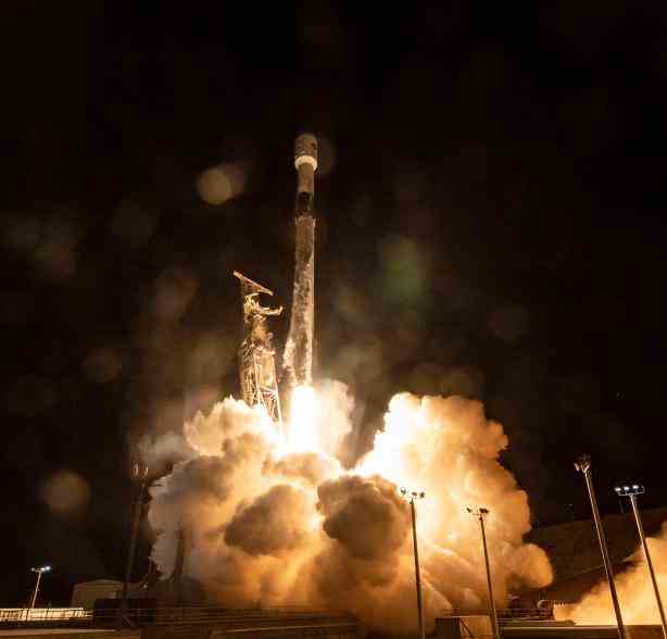 Die SpaceX Falcon 9-Rakete mit dem Raumschiff Surface Water and Ocean Topography an Bord hebt am 16. Dezember 2022 vom Space Launch Complex 4E auf der Vandenberg Space Force Base ab.
