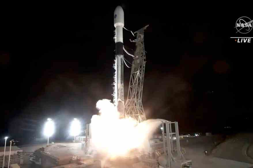 Die SpaceX-Rakete mit dem Oberflächenwasser- und Meerestopographie-Satelliten hebt am Freitag, den 16. Dezember 2022 von der Vandenberg Space Force Base in Kalifornien ab.