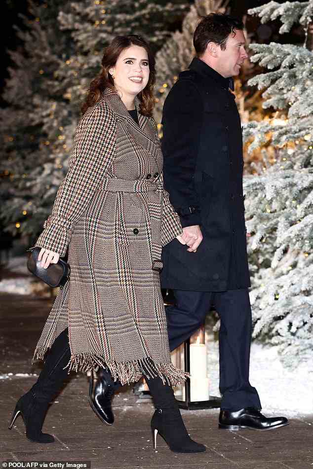 Stunden später besuchte Eugenie zusammen mit ihrem Ehemann und anderen Mitgliedern der königlichen Familie Kate Middletons Weihnachtsgottesdienst Together at Christmas
