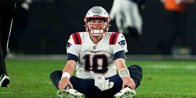 Mac Jones, Nummer 10 der New England Patriots, schaut zu, nachdem er am 18. Dezember 2022 im Allegiant Stadium in Las Vegas gegen die Las Vegas Raiders verloren hat.