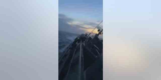 Die Royal Thai Navy veröffentlichte ein Video, das als Listen der HTMS Sukhothai-Korvette vor dem Untergang am Sonntag aufgenommen wurde.  Die Suche nach mindestens 30 vermissten Seeleuten geht weiter.