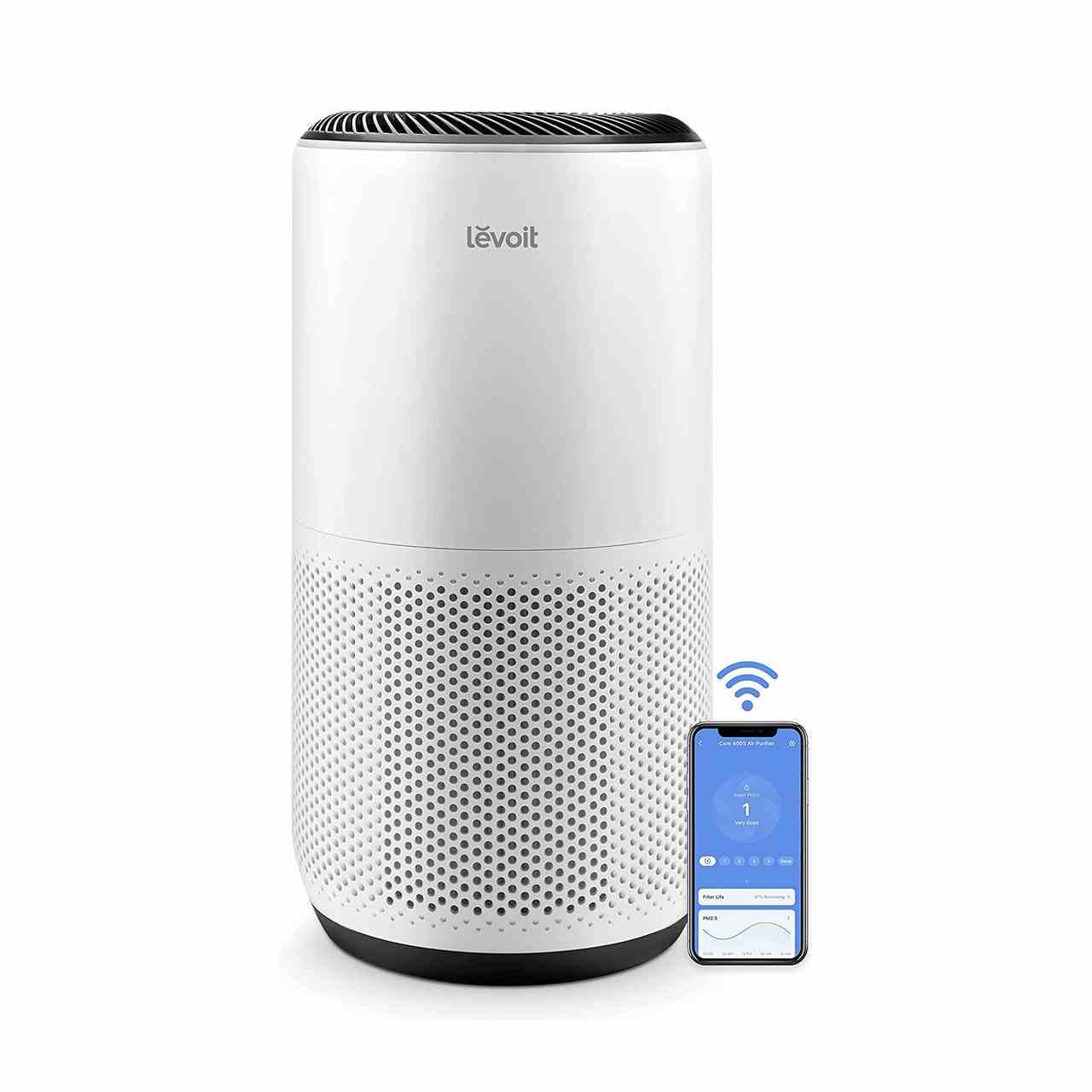 Levoit Air Purifier weißer Luftreiniger mit kleinem iPhone mit blauem Bildschirm auf weißem Hintergrund