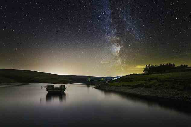 Diejenigen auf den britischen Inseln, wie der Isle of Man, haben den besten Blick auf die Galaxie.  Im Bild: Sulby Reservoir auf der Isle of Man