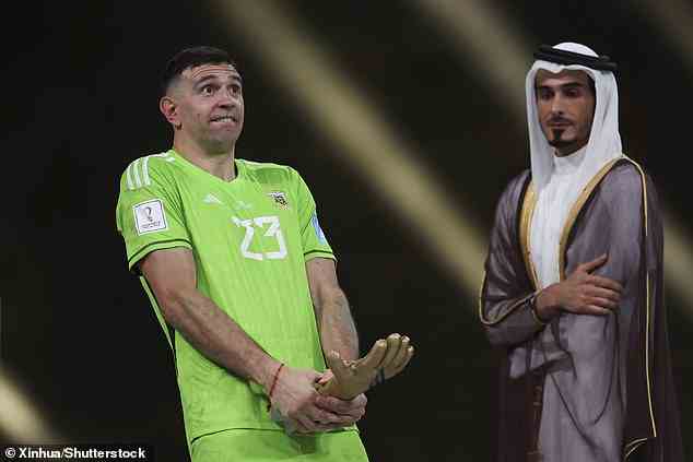 Martinez wurde auch mit dieser unhöflichen Geste mit seinem Goldenen Handschuh nach dem WM-Finale abgebildet