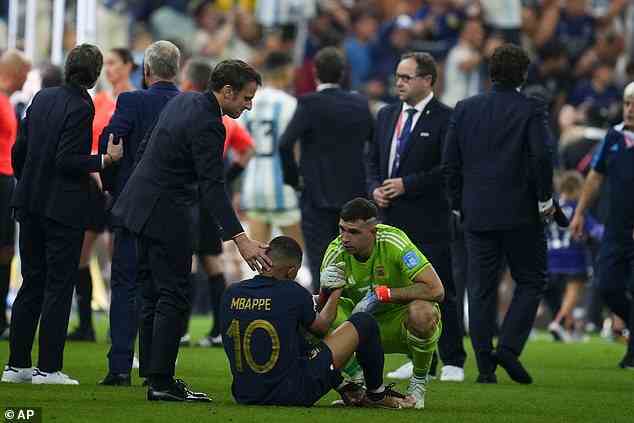Martinez wurde auch gesehen, wie er Mbappe nach Frankreichs brutaler WM-Niederlage tröstete, aber der Torhüter von Villa verspottete ihn später