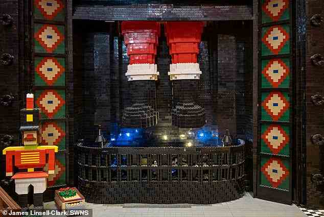 Die Lego-Struktur besteht aus einem Kamin, der in eine Wand aus Legosteinen eingebaut ist, und an dem die Beine des Weihnachtsmanns herunterbaumeln