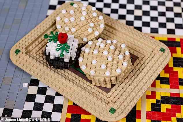 Das Paar kreierte sogar Lego Mince Pies und einen Schokoladenkuchen auf einem Teller, die für den Weihnachtsmann weggelassen wurden