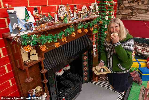 Catherine posierte mit den Lego Mince Pies, die Teil der Lego-Weihnachtsausstellung in ihrem Haus sind