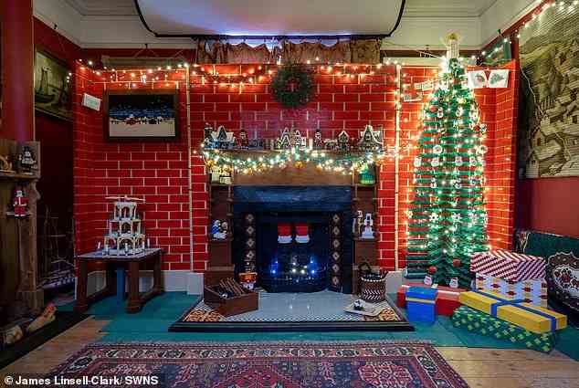 Der lebensgroße Lego-Kamin und der Weihnachtsbaum leuchten nachts sogar mit Lichterketten und schaffen eine festliche Atmosphäre