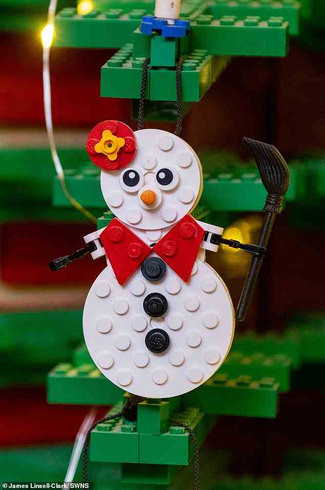 Das festliche Paar kreierte sogar entzückende Schneemann-Dekorationen für den Weihnachtsbaum aus Lego