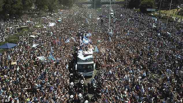 A staggering number of fans surrounded the bus as it made its way trough Buenos Aires