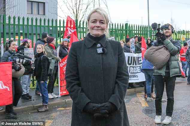 Sharon Graham, Generalsekretärin von Unite, schloss sich heute streikenden Arbeitern vor dem Hauptquartier der West Midlands Ambulance in Coventry an