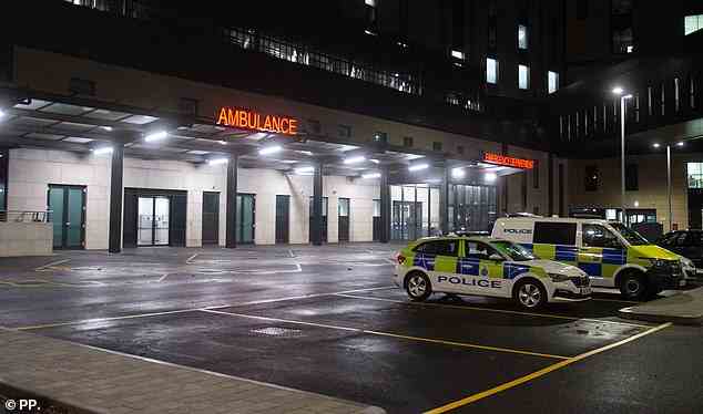 Polizeiautos waren heute Morgen vor dem Royal Liverpool Hospital geparkt, aber es waren keine Krankenwagen in Sicht