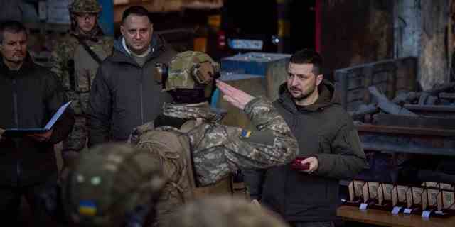 Der ukrainische Präsident Wolodymyr Selenskyj (rechts) überreicht am 20. Dezember 2022 einen Soldaten am Ort der schwersten Kämpfe mit den russischen Invasoren in Bachmut, Ukraine.