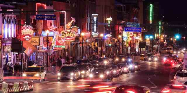 Die Nachtansicht des Lower Broadway im Broadway Historic District in Nashville, Tennessee.
