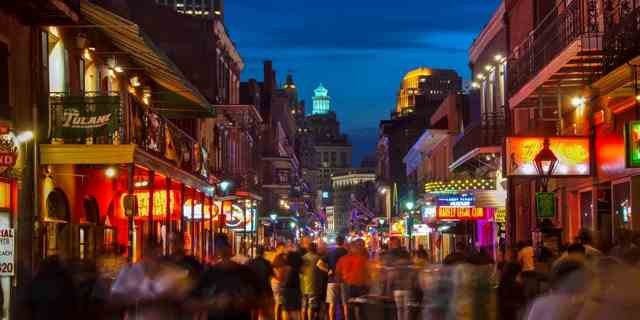 Nachtschwärmer auf der Bourbon Street in der Innenstadt von New Orleans, Louisiana.  Ein Berater warnte die Stadt, sie müsse ihre Verbrechen sofort unter Kontrolle bringen, wenn sie eine Touristenstadt bleiben wolle.