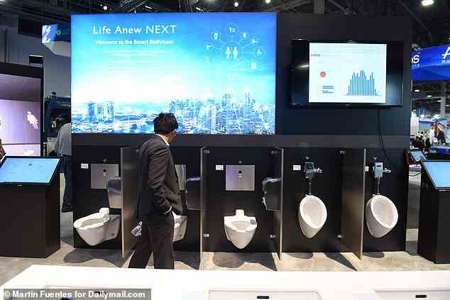 Auf der Consumer Electronics Show im Jahr 2019 war der Ausstellungsboden mit „intelligenten Toiletten“ bündig, die alle Arten von Hightech-Fähigkeiten anpreisten.  Modelle von Leuten wie Kohler und Toto wurden ausgestellt
