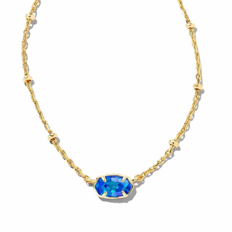 Kendra Scott Custom Emilie Single Strang Halskette goldene Halskette mit blauem Anhänger auf weißem Hintergrund