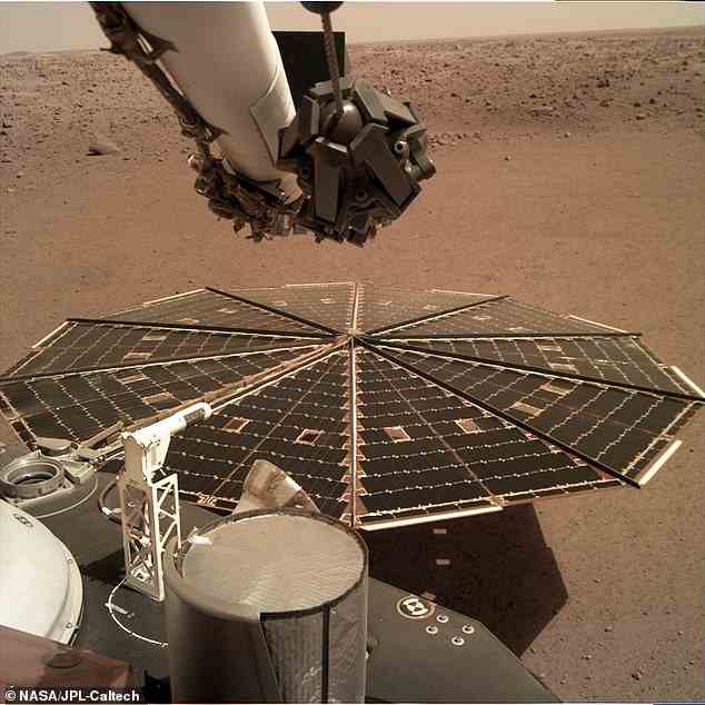 Leider hat sich vom Wind getragener Marsstaub nach und nach auf den Solarmodulen von Insight angesammelt, was die Stromerzeugung erschwert.  Der Lander ist oben im Dezember 2018 abgebildet