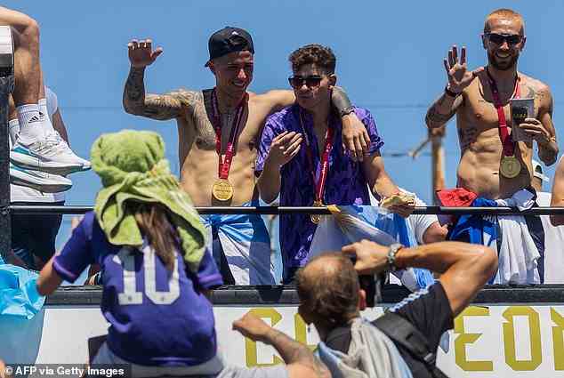 Im Bild: Papu Gomez (rechts) ist auf Argentiniens Open-Top-Bus-Parade zu sehen, nachdem er am Sonntag die Weltmeisterschaft gewonnen hat.  Der 34-Jährige erlitt nach der Parade einen Sonnenbrand.  Der Spieler hatte nur einen unverbrannten Hautfleck – dort, wo seine Siegermedaille gehangen hatte