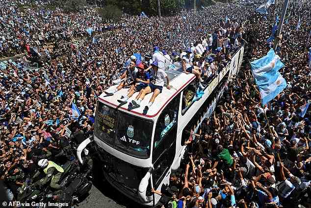 So viele jubelnde, fahnenschwenkende Fans strömten durch die Hauptstadt, dass die Spieler den Open-Air-Bus (im Bild) verlassen mussten, der sie nach Buenos Aires brachte, und in Hubschrauber stiegen, um die Hauptstadt zu überfliegen, was die Regierung als Luftparade bezeichnete